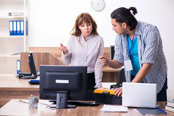 Junge männliche Fachkraft im Büro — Stockfoto