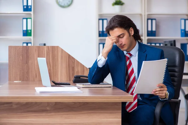 Jeune homme d'affaires travaillant dans le bureau — Photo