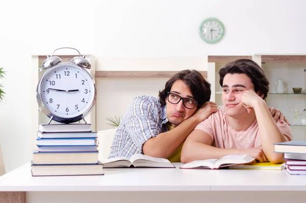 Dos estudiantes varones preparándose para los exámenes en casa — Foto de Stock
