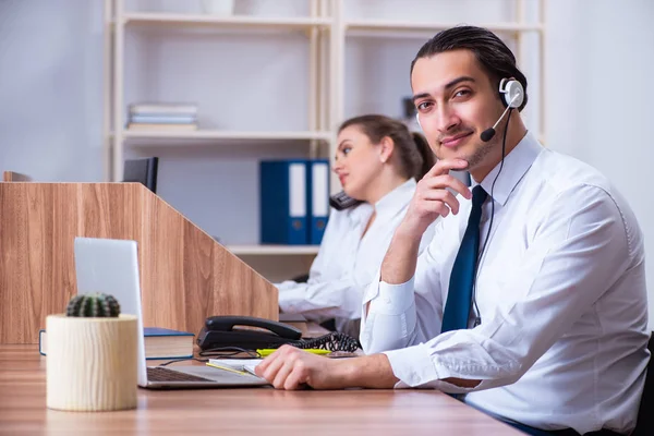 Operatori di call center che lavorano in ufficio — Foto Stock