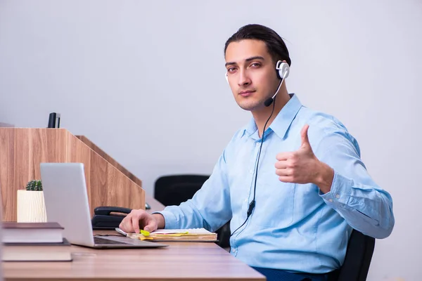 Call center operator werkt aan zijn bureau — Stockfoto