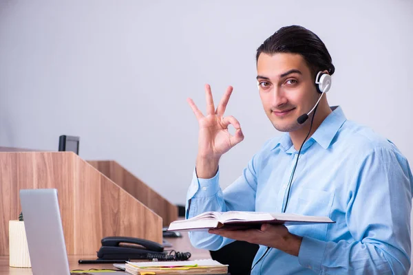 Operador de centro de llamadas trabajando en su escritorio — Foto de Stock