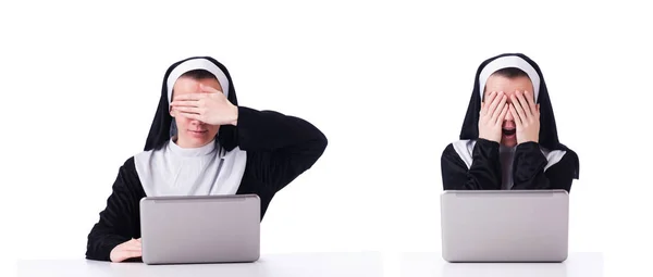 Suora che lavora su laptop - concetto religioso — Foto Stock