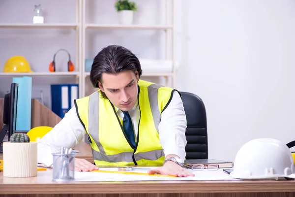 Jovem arquiteto masculino que trabalha no escritório — Fotografia de Stock