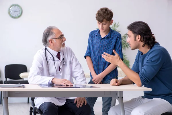 Jeune garçon médecin visiteur à l'hôpital — Photo