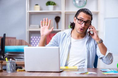 Ofiste çalışan genç erkek tasarımcı.