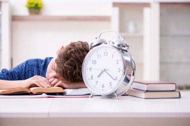 Çocuk evde okula hazırlanıyor.