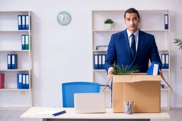 Junge Mitarbeiter werden entlassen — Stockfoto