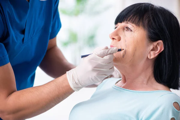 Vecchia visita medico maschile per la chirurgia plastica — Foto Stock