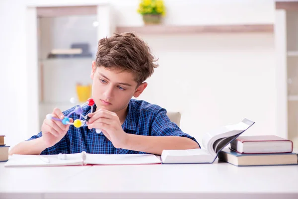 Criança se preparando para a escola em casa — Fotografia de Stock