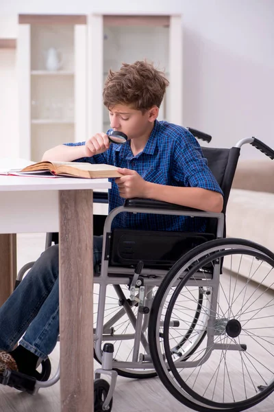 Niño discapacitado preparándose para la escuela en casa — Foto de Stock