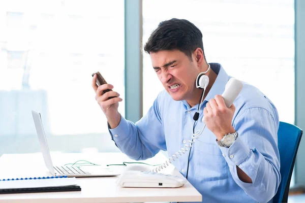 Manliga call-center operatör i affärsidé — Stockfoto