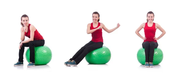 Mujer joven con pelota haciendo ejercicio sobre blanco —  Fotos de Stock