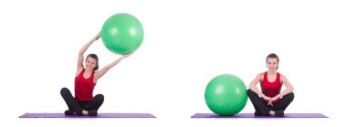 Beyazlar üzerinde top egzersizi yapan genç kadın.