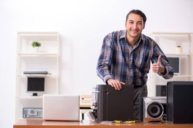 Müzik yüksek kurgu sistemini tamir eden genç mühendis