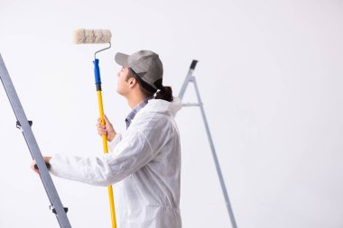 İnşaat alanında çalışan bir ressam.