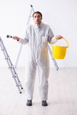 İnşaat alanında çalışan bir ressam.