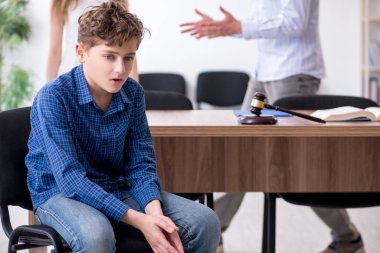 Boşanan aile çocuk velayetini bölmeye çalışıyor.