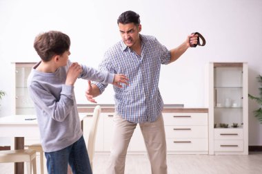 Baba onu dövüyor ve cezalandırıyor.