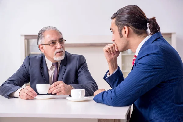 Two businessman discussing business in office — Stock Photo, Image