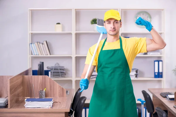 Kontraktor laki-laki muda membersihkan kantor — Stok Foto