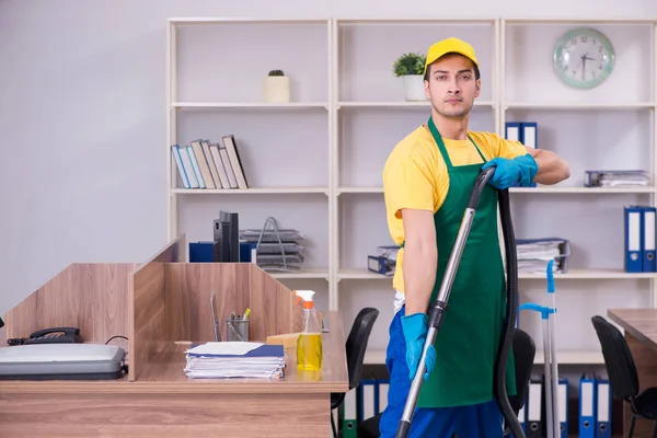 Jonge mannelijke aannemer schoonmaken van het kantoor — Stockfoto