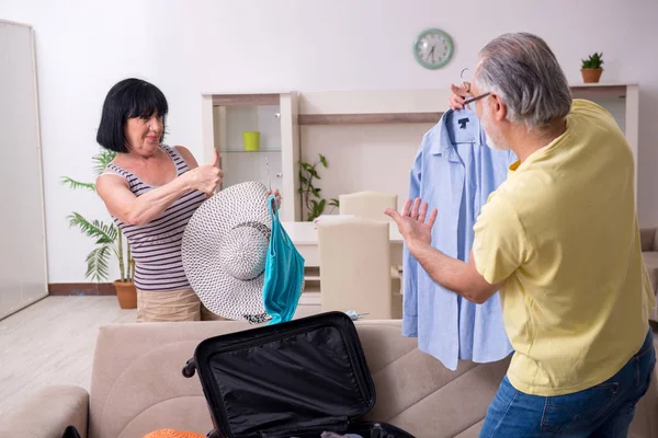 Pareja mayor preparándose para viajar de vacaciones —  Fotos de Stock