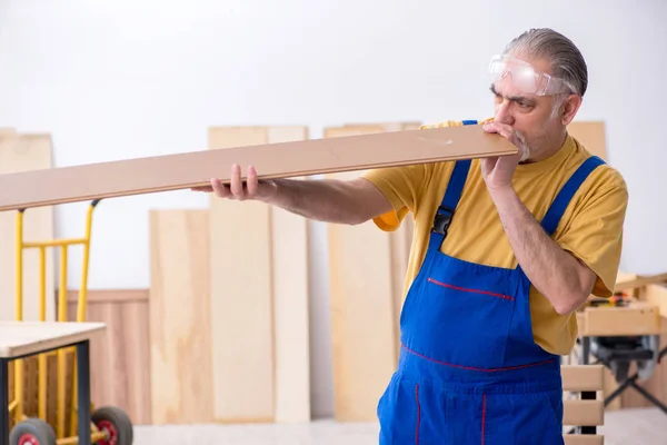 Viejo carpintero trabajando en taller — Foto de Stock