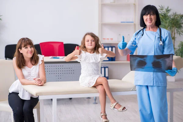 Bambina in visita vecchio medico femminile — Foto Stock