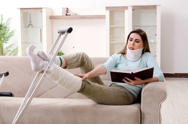 Young woman after car accident suffering at home — Stock Photo, Image