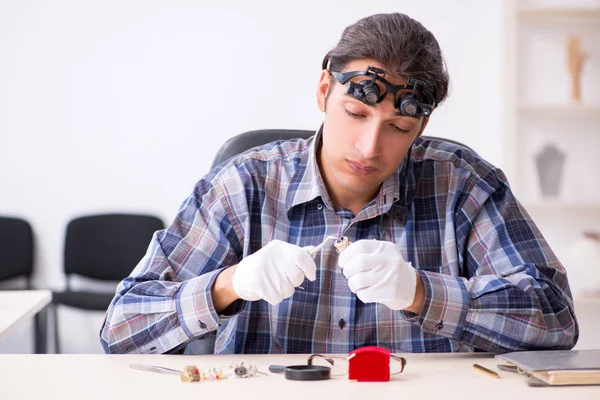 Jeune bijoutier masculin à l'atelier — Photo