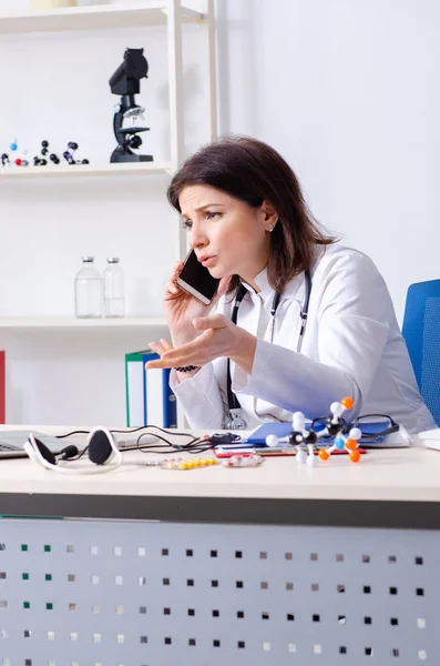Middle-aged female doctor in telemedicine concept — Stock Photo, Image