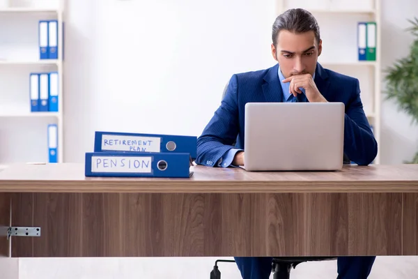 Junge männliche Buchhalterin arbeitet im Büro — Stockfoto