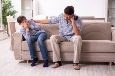 Baba onu dövüyor ve cezalandırıyor.