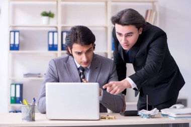 Ofiste çalışan iki genç çalışan.