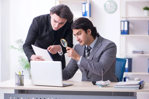 Two young employees working in the office — Stock Photo, Image