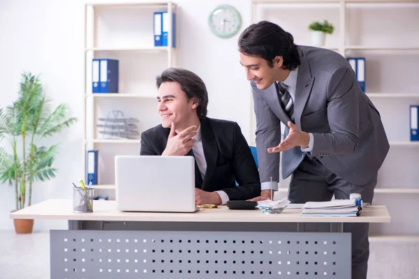 Dos jóvenes empleados que trabajan en la oficina — Foto de Stock