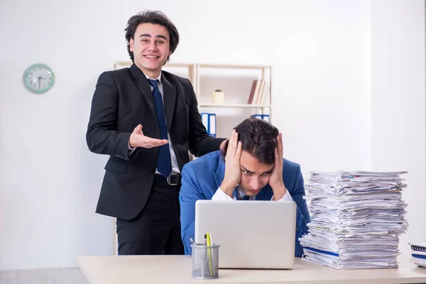 Zwei männliche Kollegen unzufrieden mit exzessiver Arbeit — Stockfoto