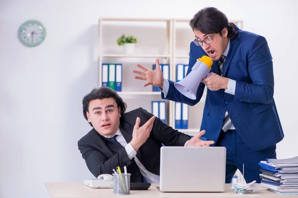 Baas en zijn mannelijke assistent werken in het kantoor — Stockfoto