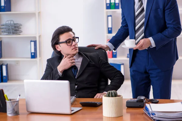 Capo e il suo assistente maschile che lavorano in ufficio — Foto Stock