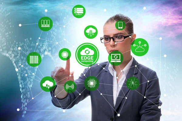 Zakenman in edge en mist computing concept — Stockfoto