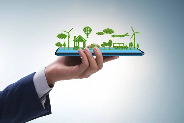 소형 생태계와 청정 에너지로 태블릿을 들고 있는 손 — 스톡 사진