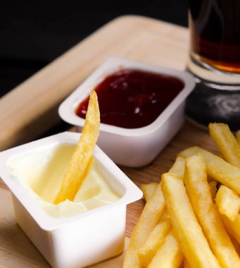 Hamburger ekmeğin içinde fast food konseptiyle servis edilir.