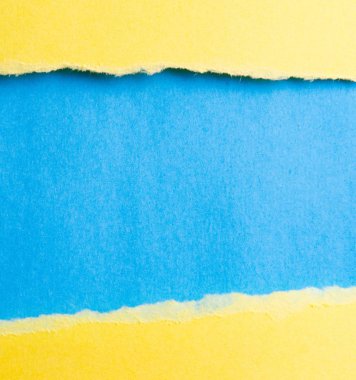 Mesajınız için boş alanı olan yırtık kağıt