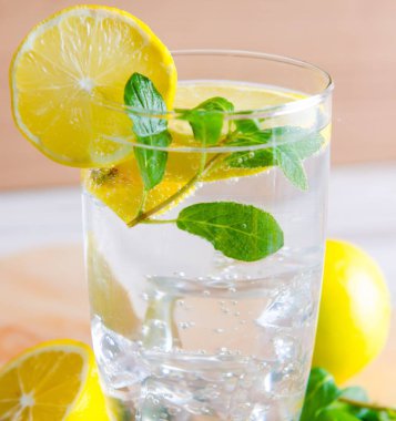 Bir bardak limonlu mojito ve saman içmek.