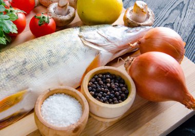 Yemek hazırlama kavramında tahtanın üzerinde pişmemiş balık