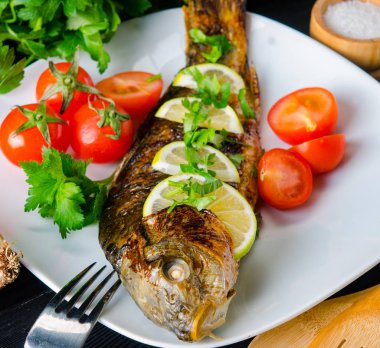 Kızarmış balık tabakta servis edilir.