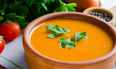 Masada servis edilen kabak çorbası.