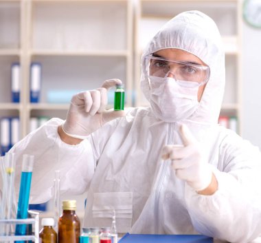 Biyoteknoloji bilim adamı kimyager laboratuarda çalışıyor.