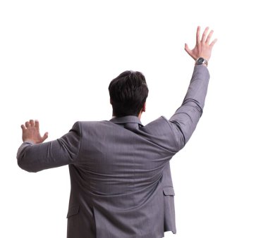 İşadamı beyaz üzerine izole edilmiş sanal engeli tırmanıyor